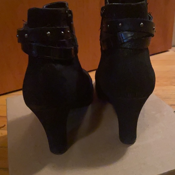 Aerosols black suede bottles with studded strap - Picture 4 of 7